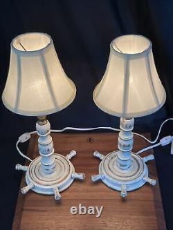 Vtg Paire de lampes de table de chevet chambre nautique garçon fille bleu blanc set 2 roue de bateaux
